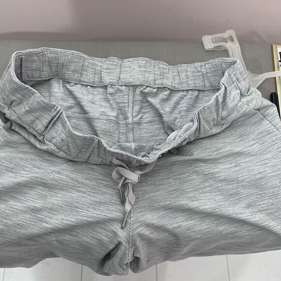 Lululemon on the fly gray marled everyday cropped pants - Picture 10 of 12